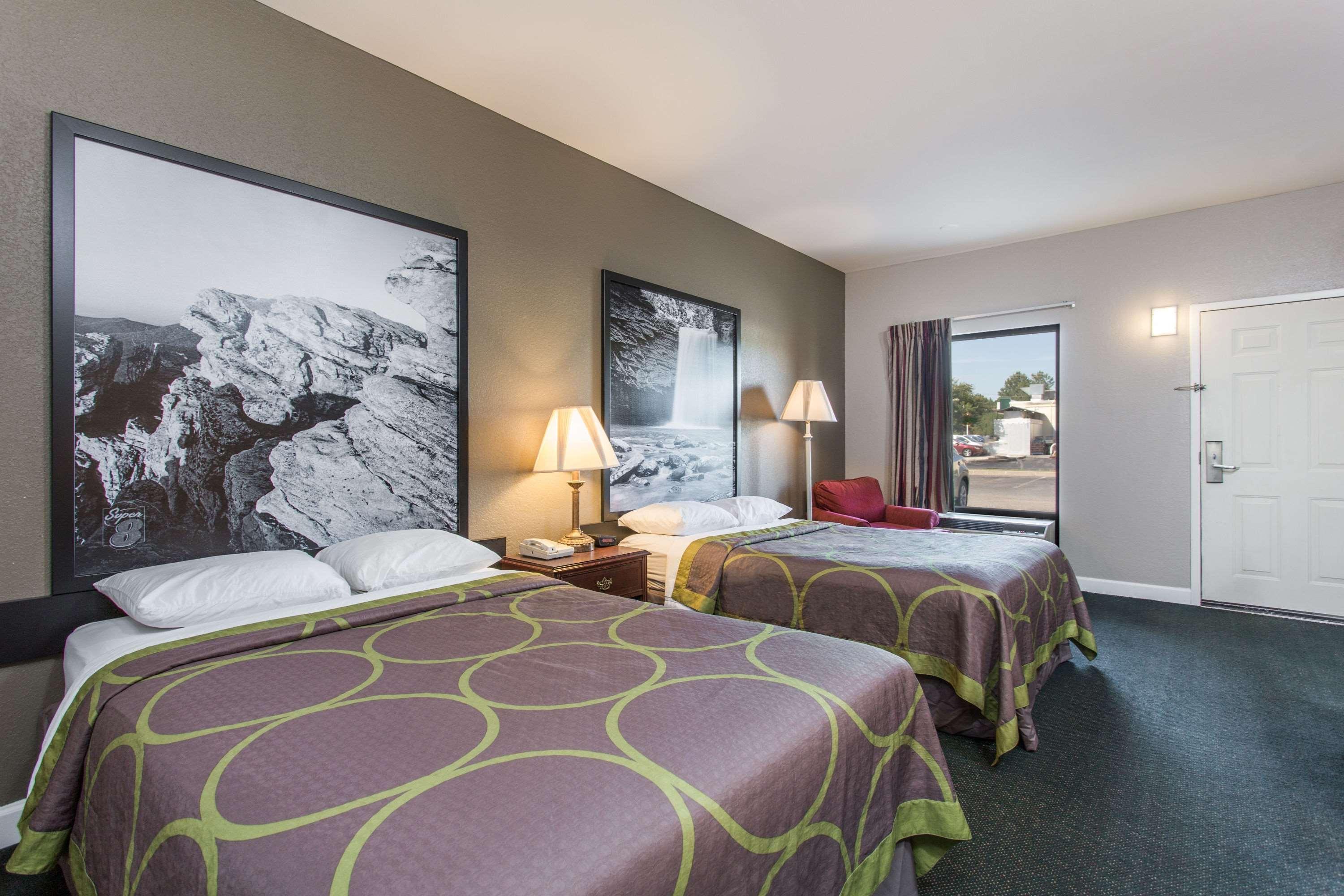Super 8 By Wyndham Petersburg Motel Екстериор снимка