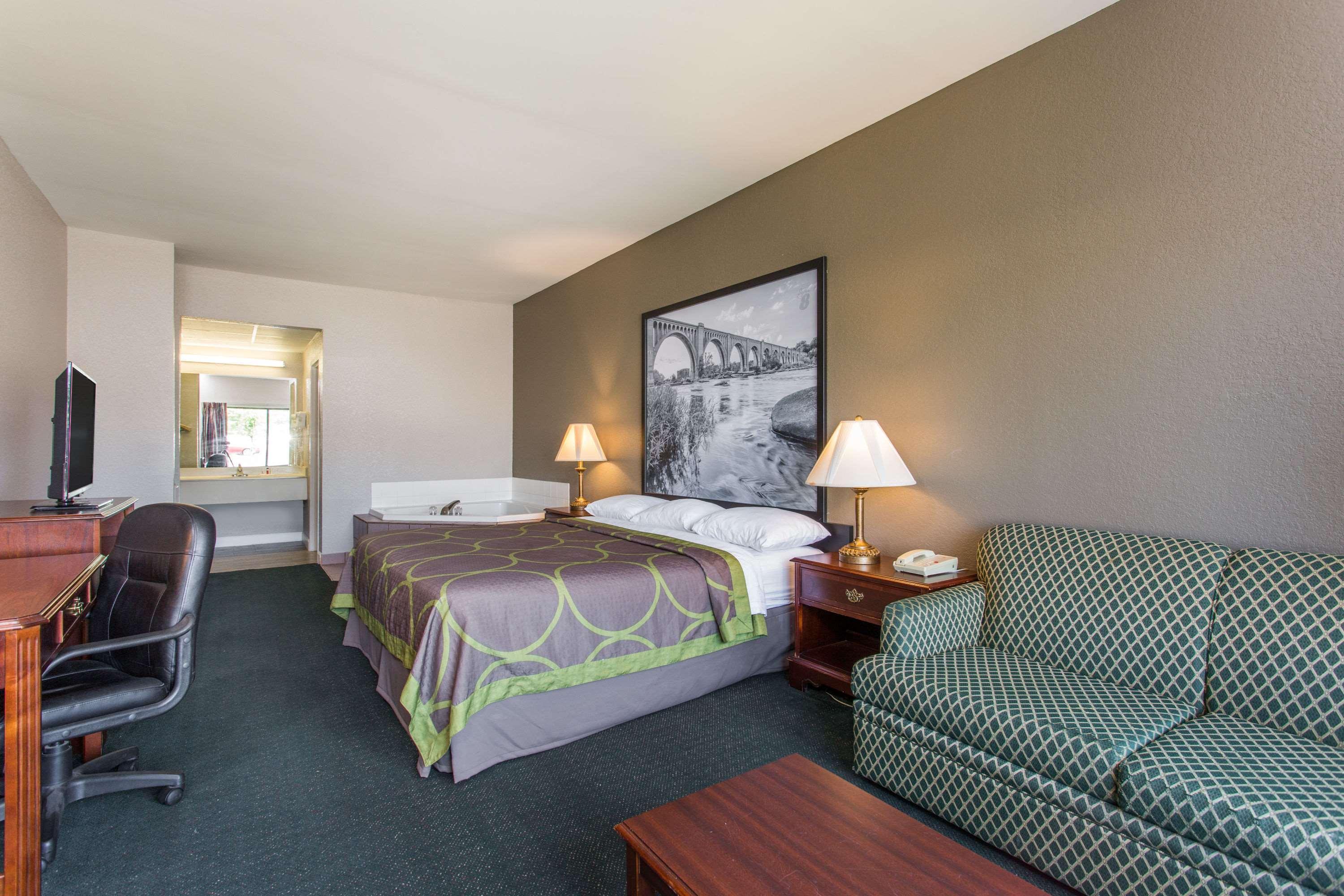 Super 8 By Wyndham Petersburg Motel Екстериор снимка