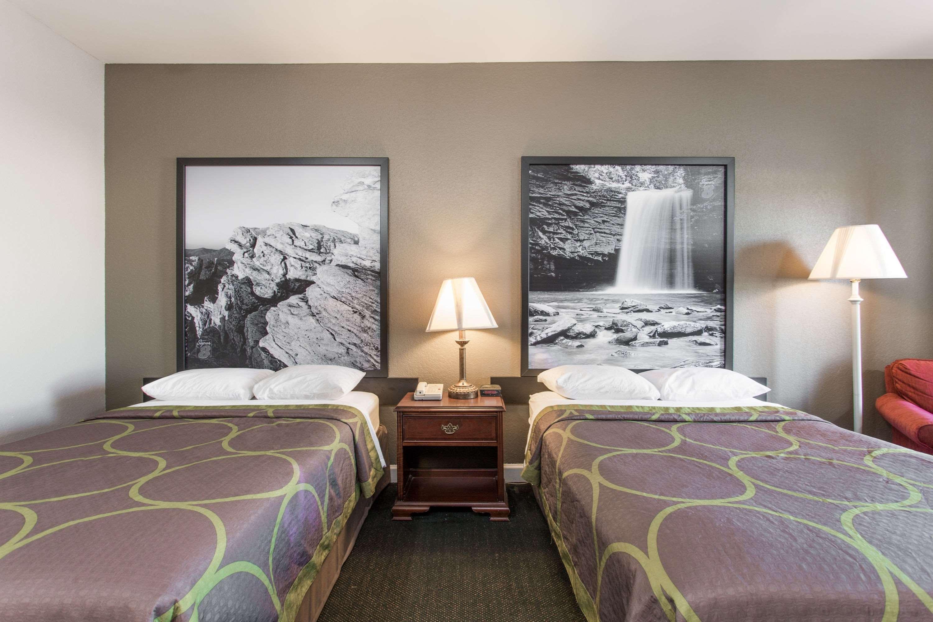 Super 8 By Wyndham Petersburg Motel Екстериор снимка
