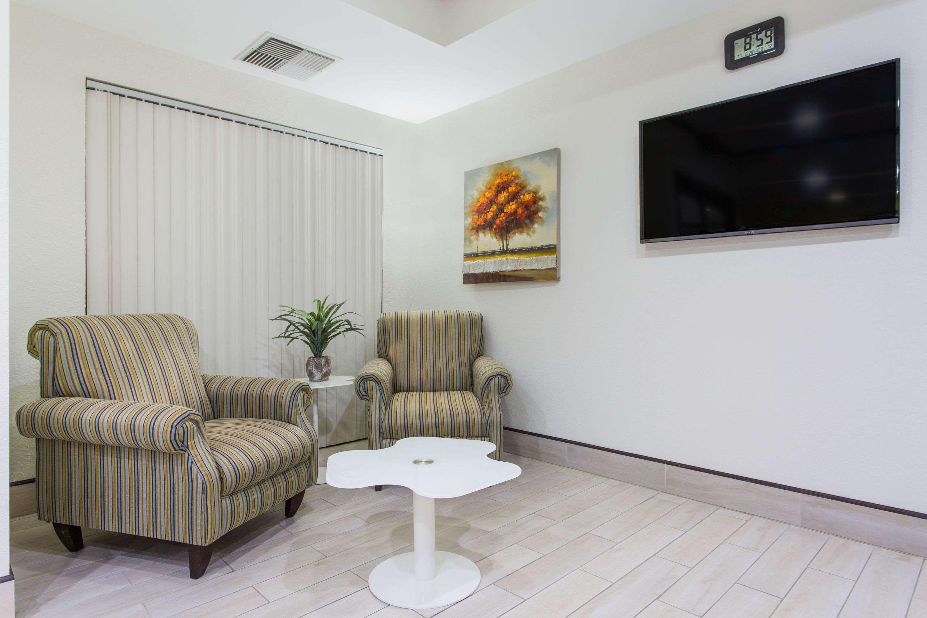 Super 8 By Wyndham Petersburg Motel Екстериор снимка