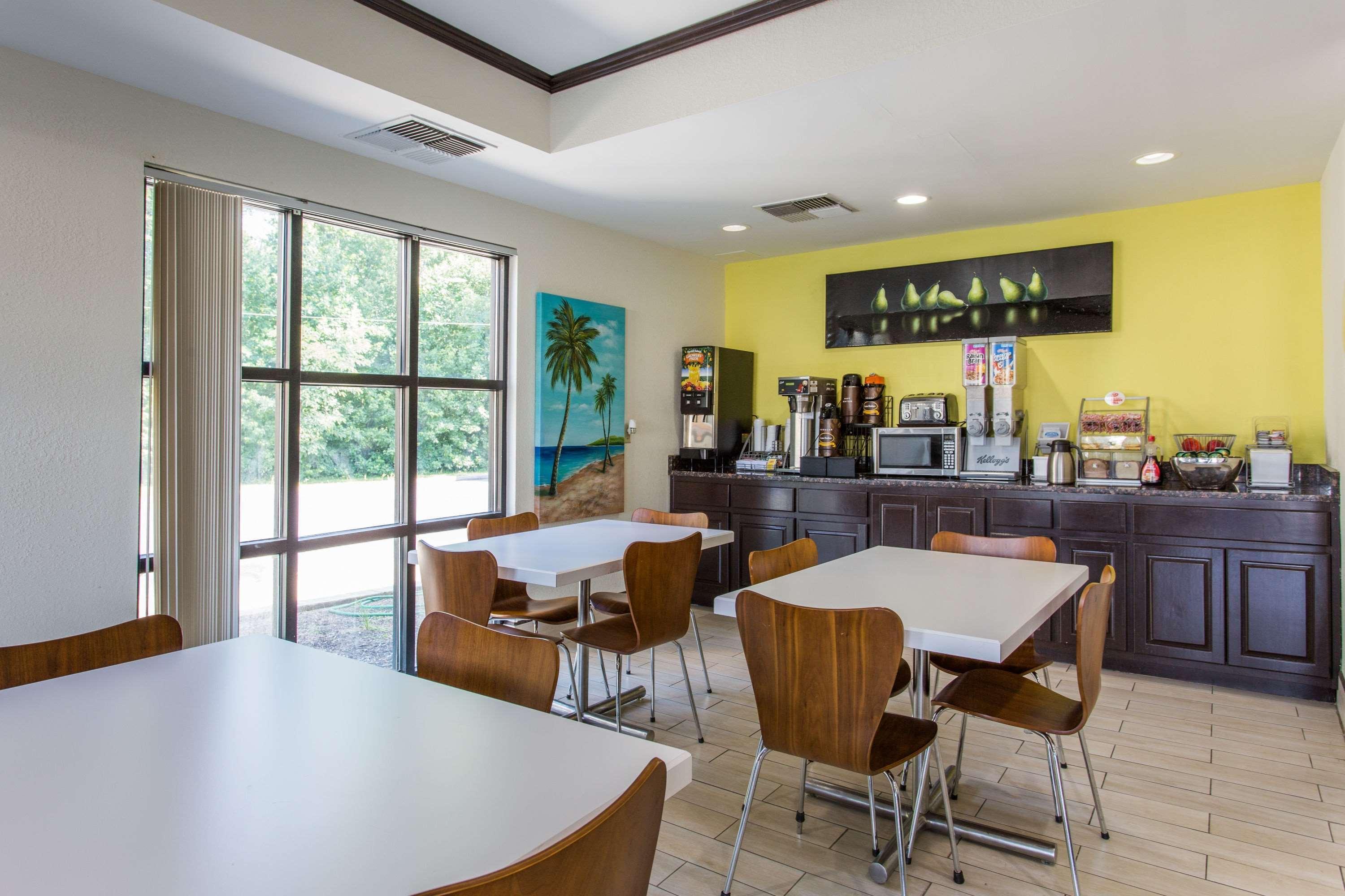 Super 8 By Wyndham Petersburg Motel Екстериор снимка