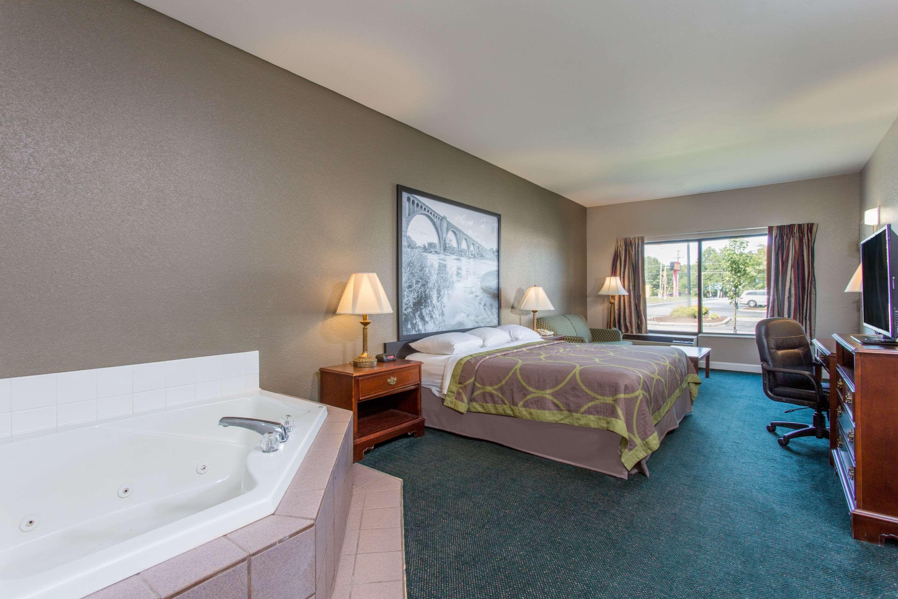 Super 8 By Wyndham Petersburg Motel Екстериор снимка