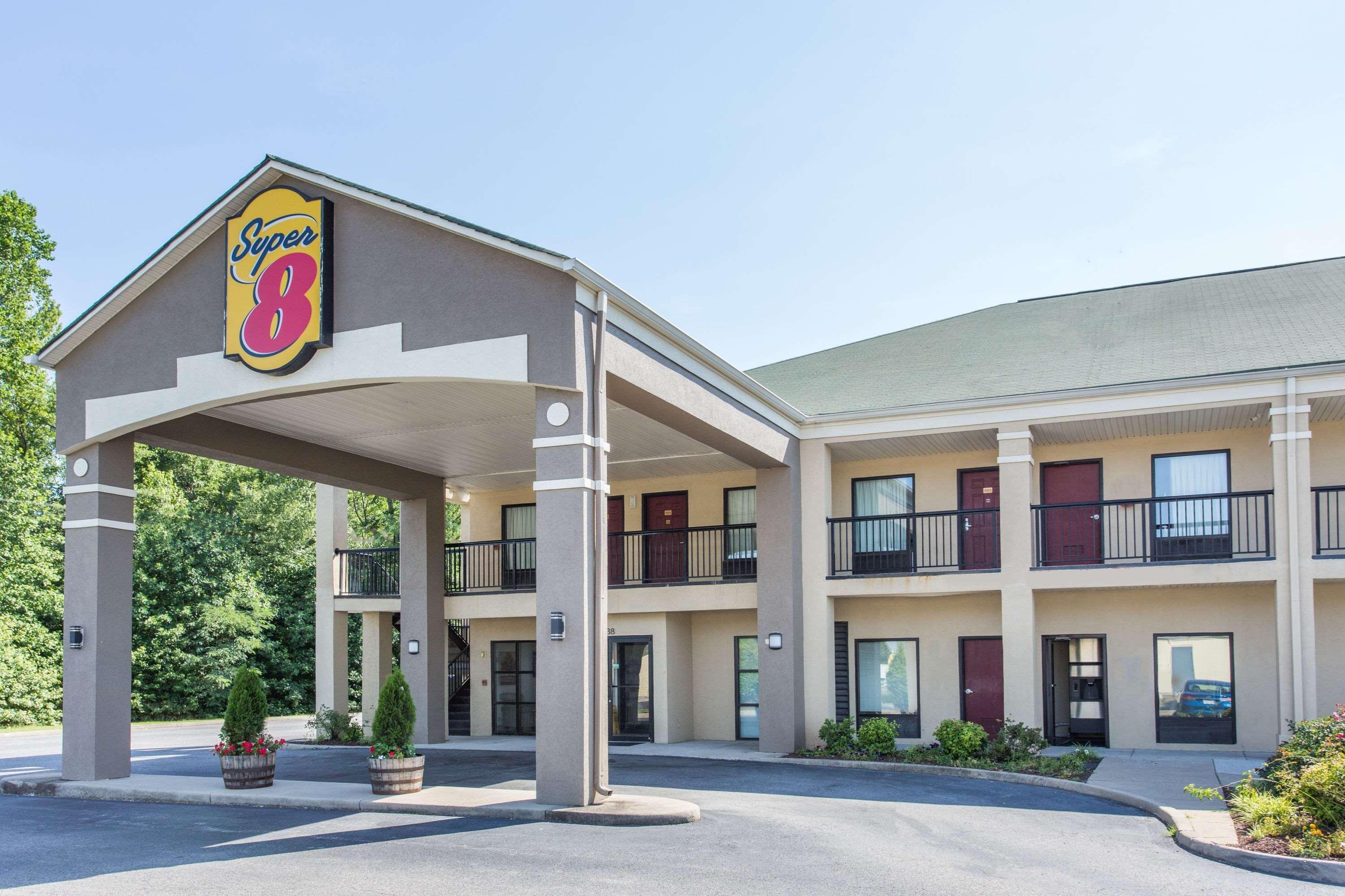 Super 8 By Wyndham Petersburg Motel Екстериор снимка