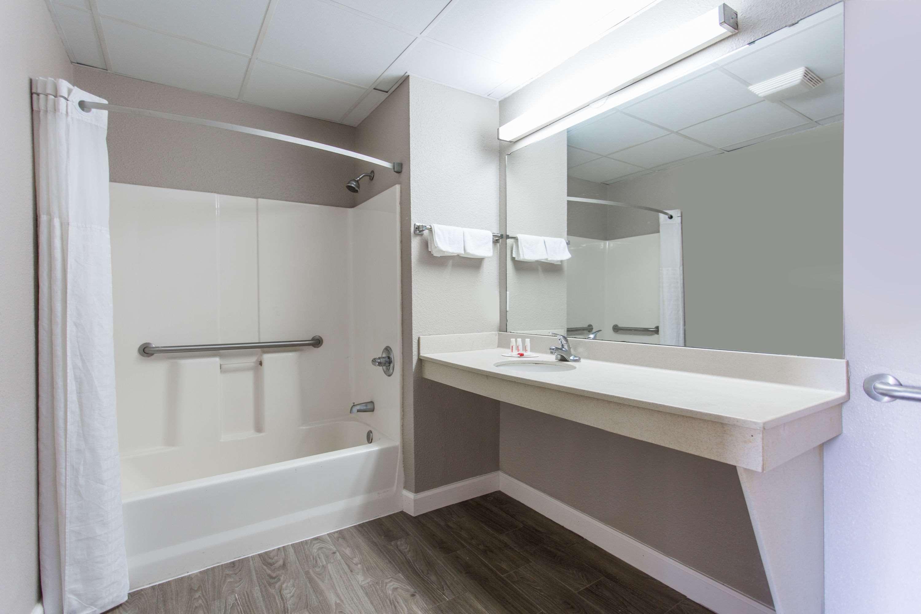 Super 8 By Wyndham Petersburg Motel Екстериор снимка