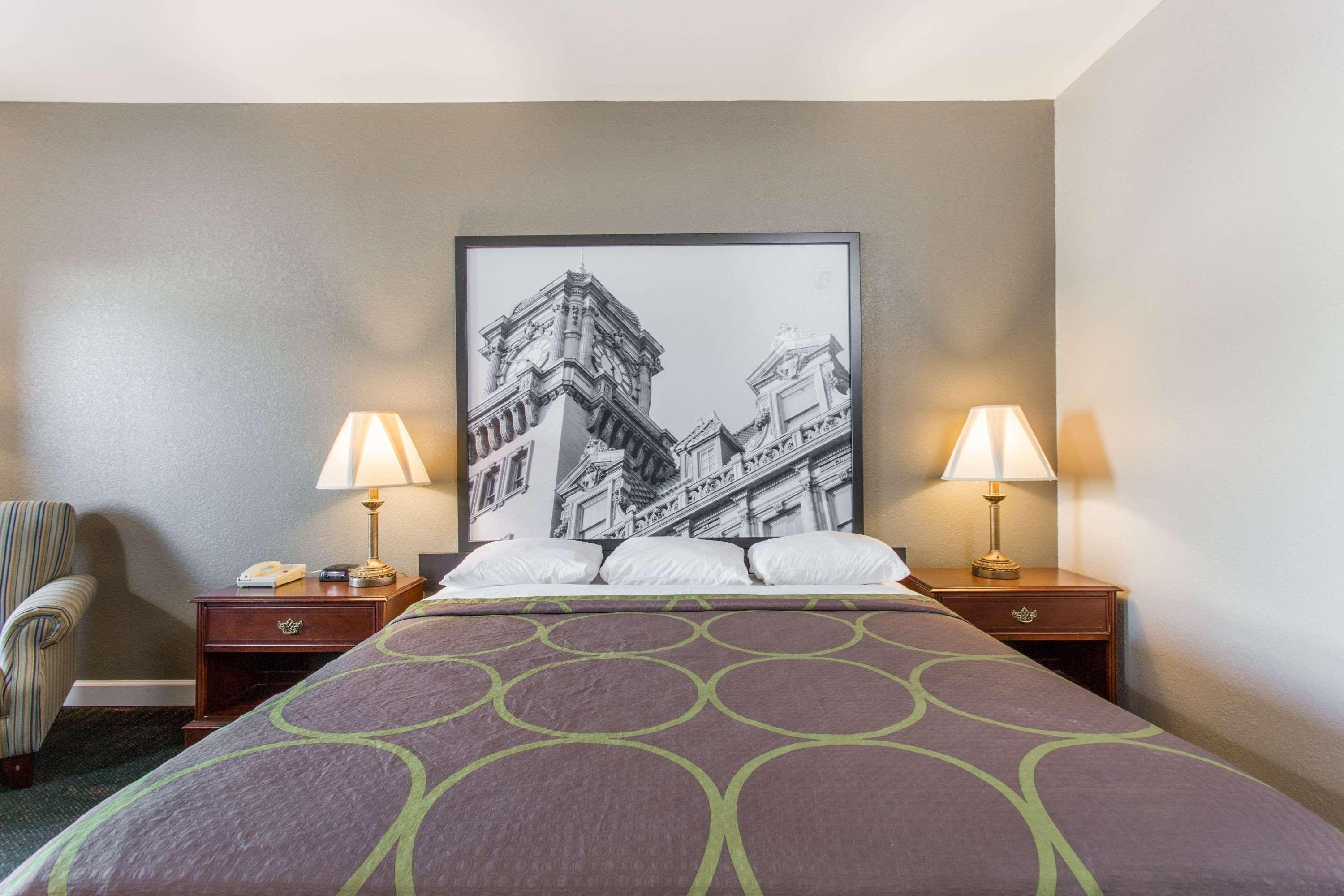 Super 8 By Wyndham Petersburg Motel Екстериор снимка