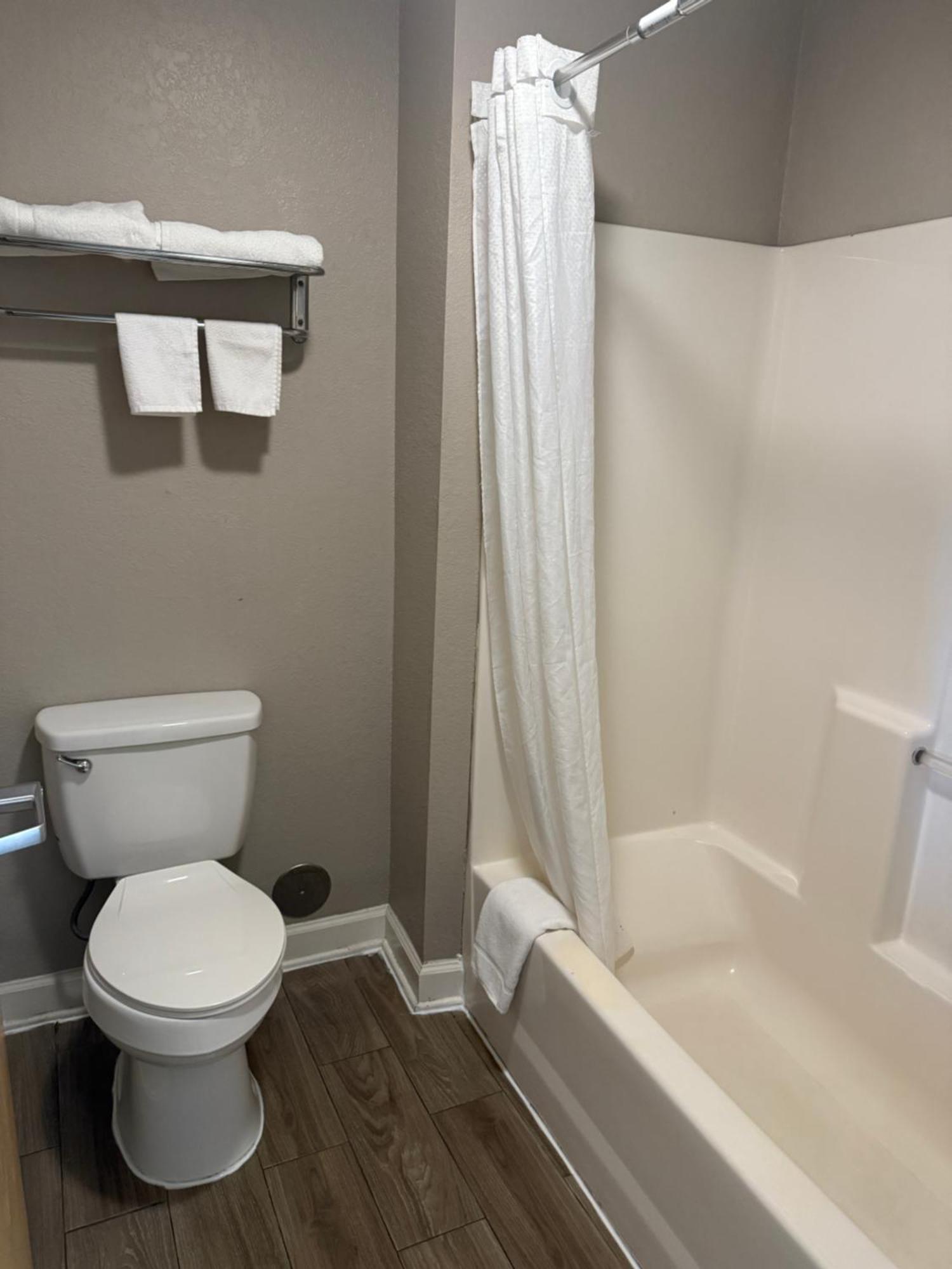 Super 8 By Wyndham Petersburg Motel Екстериор снимка