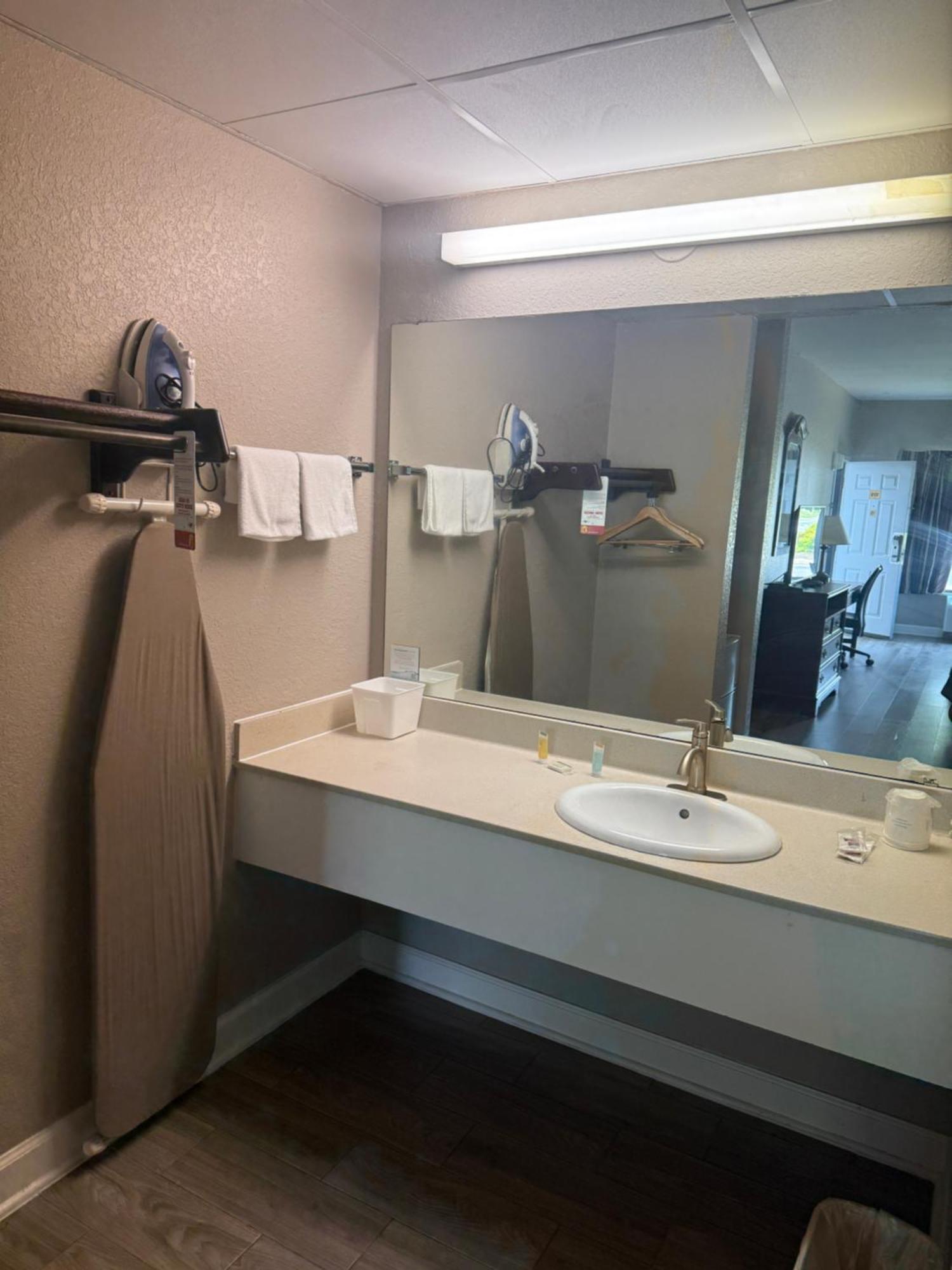 Super 8 By Wyndham Petersburg Motel Екстериор снимка