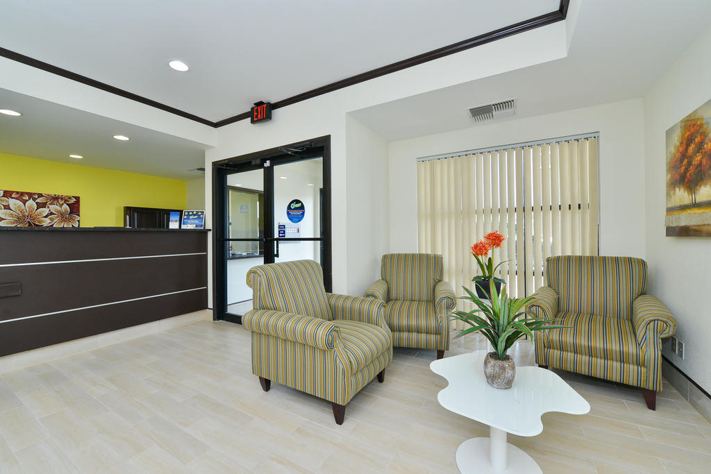 Super 8 By Wyndham Petersburg Motel Екстериор снимка
